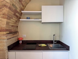Refrigerador, parrilla de estufa, utensilios de cocina y comedor 