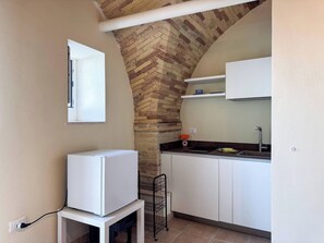 Refrigerador, placa de cocina, utensilios de cocina, mesa de comedor