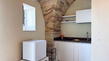 Kühlschrank, Herdplatte, Kochgeschirr/Geschirr/Besteck, Esstisch