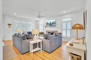 テレビ、卓球台、プリンター