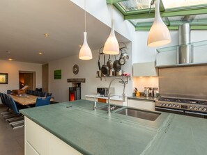 Dishwasher, cookware/dishes/utensils - The Boundary (Windermere)