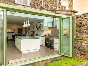 Dishwasher, cookware/dishes/utensils - The Boundary (Windermere)