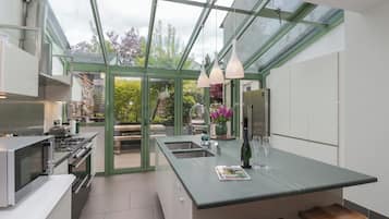 Cottage | Private kitchen | Fridge, dishwasher, cookware/dishes/utensils