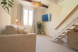 TV - New! Beach Escape in Old Antibes (Antibes)