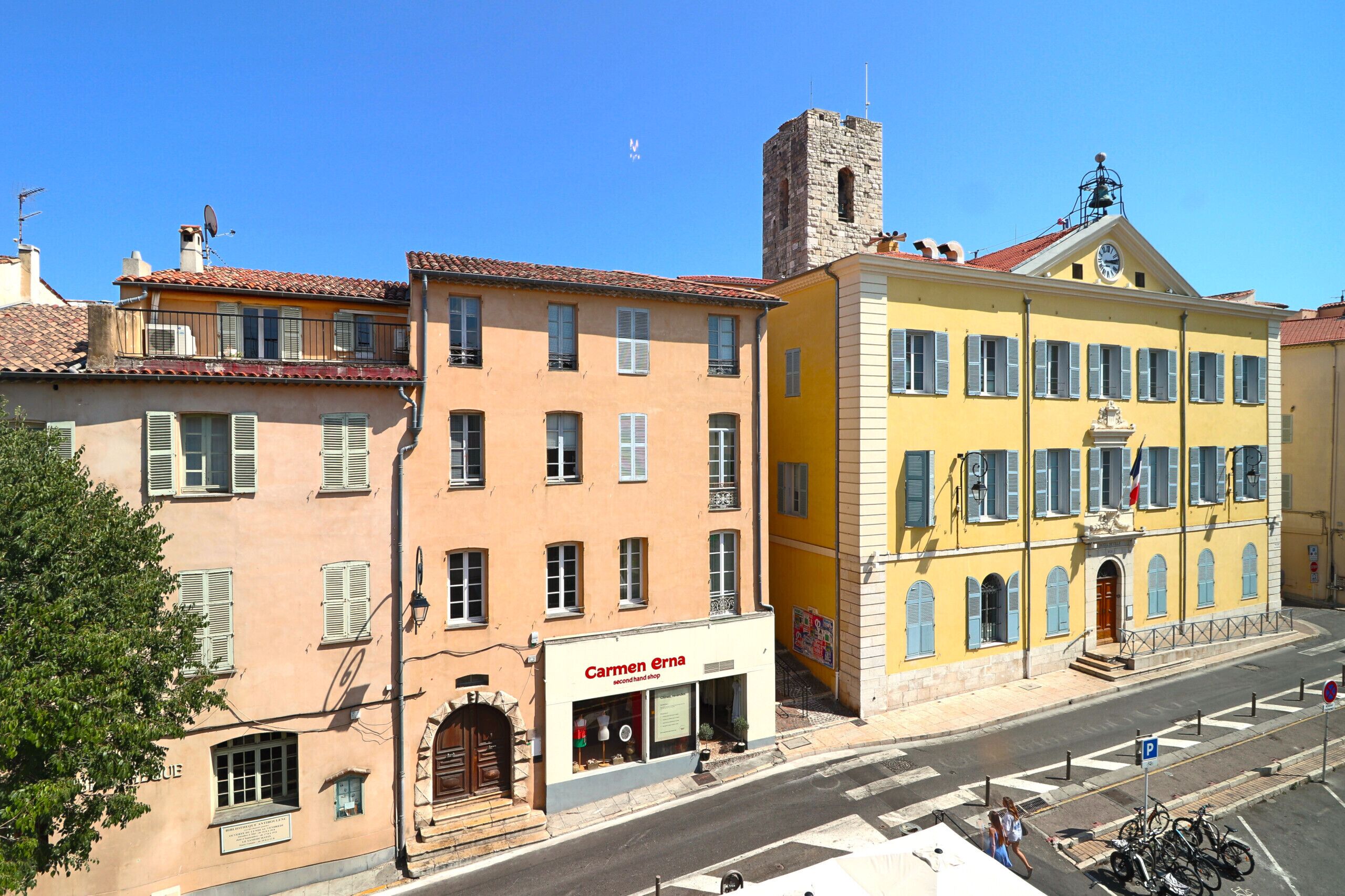 A street view with buildings, including a shop named 'Carmen erna second hand shop'.