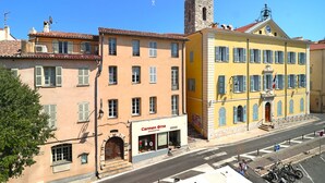 Une vue de rue avec des bâtiments, dont un magasin appelé « Carmen erna ».