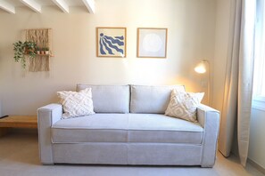 TV - New! Beach Escape in Old Antibes (Antibes)