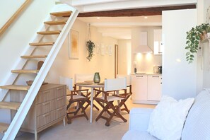 TV - New! Beach Escape in Old Antibes (Antibes)