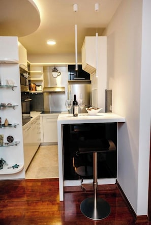 Mikroaaltouuni, uuni, liesi, astianpesukone