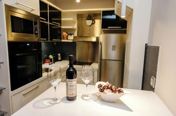 Microondas, horno, placa de cocina, lavavajillas
