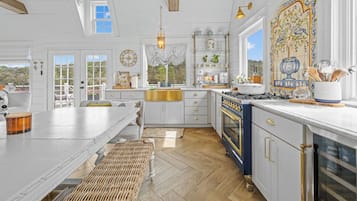 Micro-ondes, four, plaque de cuisson, cafetiĂšre/bouilloire