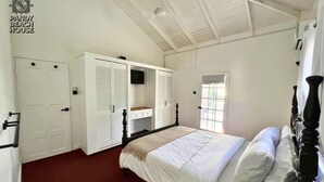 Una camera da letto con un letto, un armadio e una porta che dà su un balcone.