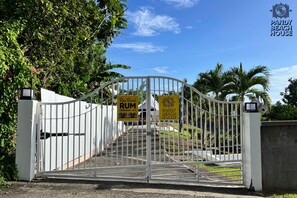 Property grounds - Ocean View 3-bedroom Apartment in Grand Anse with AC (Saint George)