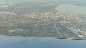 Vista aérea de una ciudad con un río, puentes y zonas industriales.