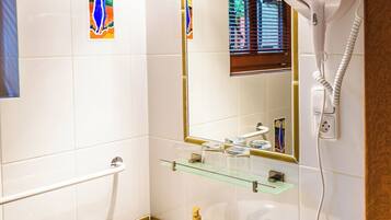 Doccia, asciugacapelli, asciugamani, sapone