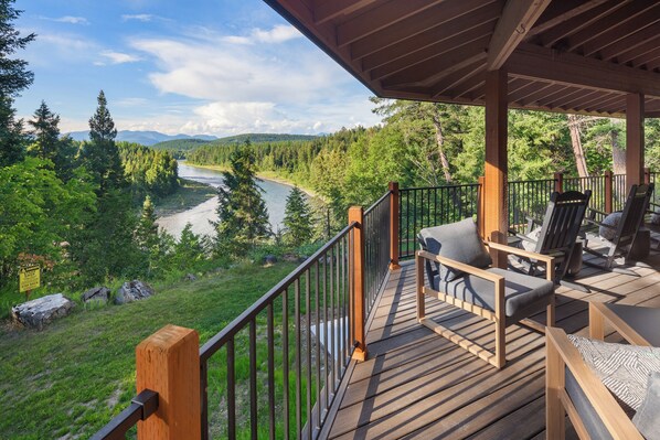 Property grounds - Glacier Gateway Lodge - Luxury 6BR Glacier NP with River Views - FULLY LOADED! (Hungry Horse)