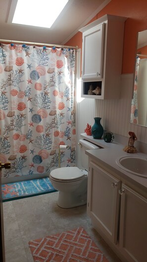 Serviettes fournies, savon, papier de toilette