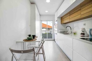 Apartment - Bright Flat by Carcavelos Beach With Fast Wi-fi (Oeiras)
