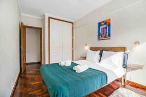 Apartment | 3 bedrooms, Internet - Bright Flat by Carcavelos Beach With Fast Wi-fi (Oeiras)