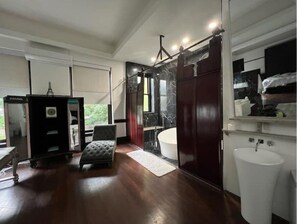 Een haardroger, handdoeken, zeep, toiletpapier