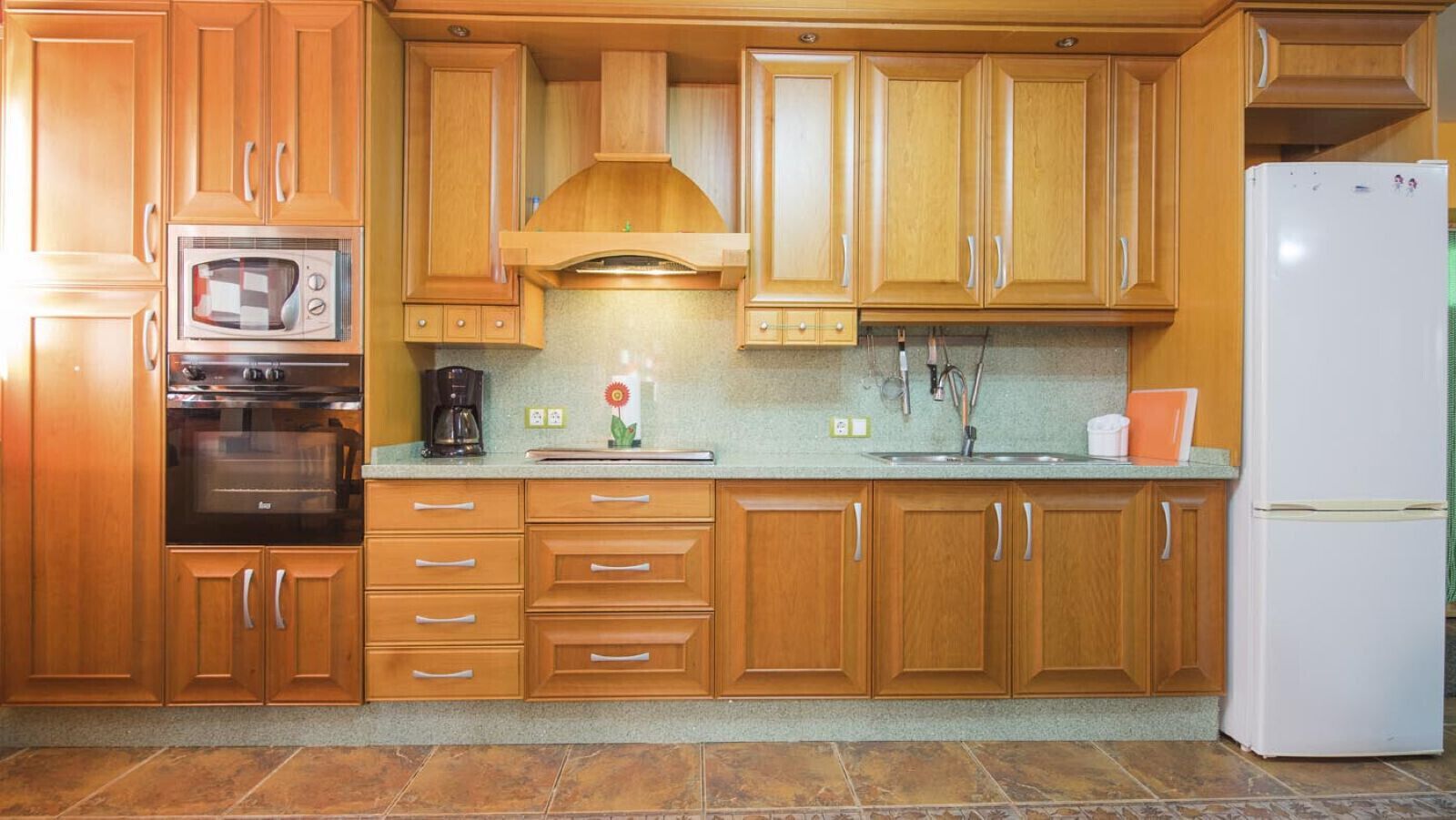 Kylskåp, mikrovågsugn, ugn och diskmaskin