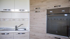 Een koelkast, een microgolfoven, een oven, een vaatwasser