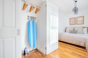 1 habitación, tabla de planchar con plancha, wifi y ropa de cama 
