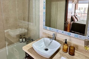Dusche, Haartrockner, Handtücher, Seife