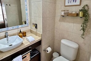 Ducha, secador de pelo, toallas, jabón