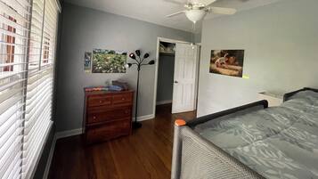 4 bedrooms, desk, iron/ironing board, free WiFi