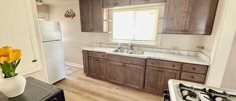 Microondas, horno, placa de cocina