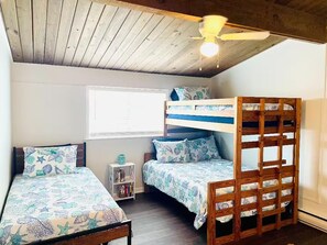 2 habitaciones, tabla de planchar con plancha y cuna de viaje 