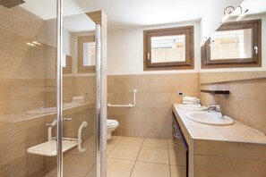 Douche, sèche-cheveux, bidet, serviettes fournies