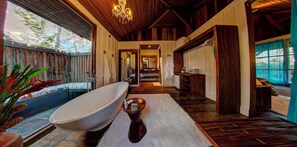 Bungalow, 1 Katil Raja (King), Hot Tub, Garden View | Bilik Mandi | Kelengkapan dandanan diri berjenama, pengering rambut, jubah mandi 