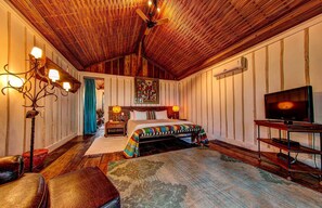 Bungalow, hageutsikt | Safe på rommet, skrivebord, strykejern/-brett og wi-fi (inkludert)