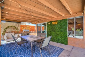 Outdoor dining - Fresh & Fun! Vegas 4BR w Heated Pool, Dog Friendly (Henderson)