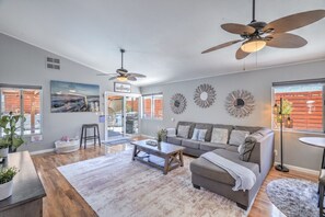 Smart TV, fireplace, video games - Henderson Hideaway! Heated Pool 15 min to STRIP. Pet friendly (Henderson)