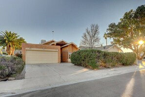 Exterior - Fresh & Fun! Vegas 4BR w Heated Pool, Dog Friendly (Henderson)