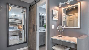 4 bedrooms, desk, iron/ironing board, travel cot