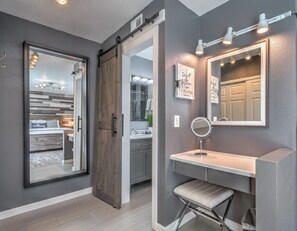 4 bedrooms, desk, iron/ironing board, travel cot - Henderson Hideaway! Heated Pool 15 min to STRIP. Pet friendly (Henderson)