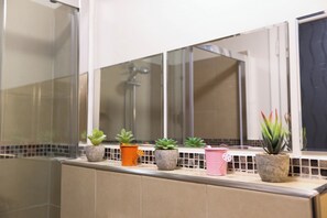 Haartrockner, Bidet, Handtücher, Seife