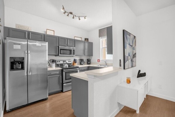 Jääkaappi, mikroaaltouuni, uuni, liesi