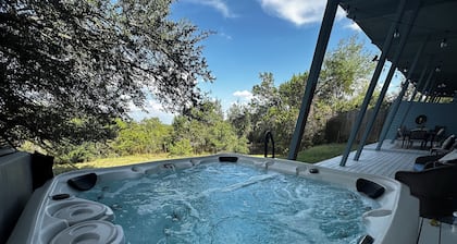 Dripping Springs Escape - Hot Tub - Fire Pit - Pet Friendly New Listing