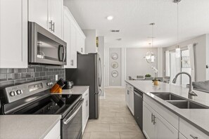 冷蔵庫、電子レンジ、オーブン、コンロ