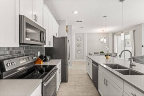 Microwave, dishwasher, high chair - 4 BD/ 3 BA/ Storey Lake (4831 DS) (Kissimmee)