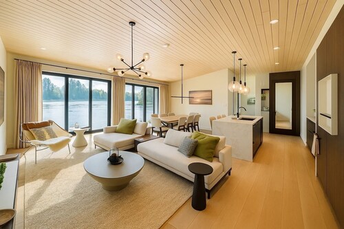 3BR Lakefront Stay | Kayaks, Views & Cozy Spaces