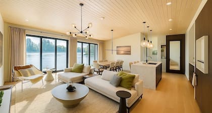 3BR Lakefront Stay | Kayaks, Views & Cozy Spaces