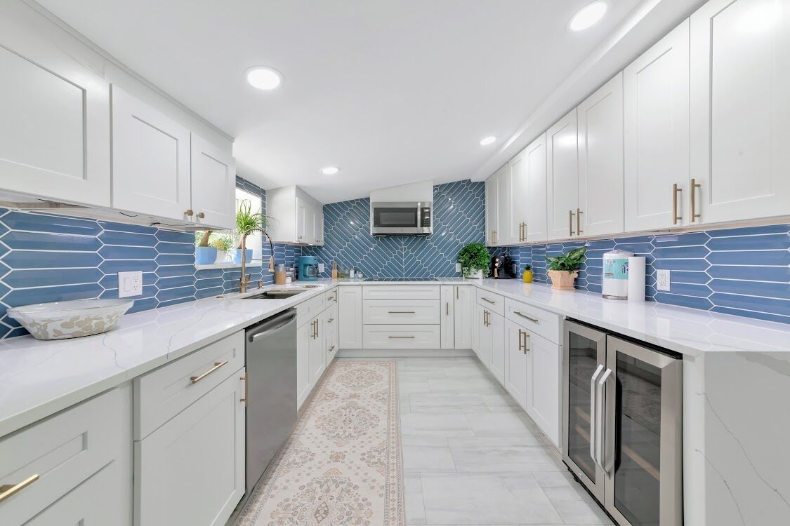 Køleskab, mikrobølgeovn, ovn, kogeplade