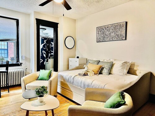 Studio City Stay in the heart of Downtown New Haven, commutable and walkable to Yale and Yale hospital.