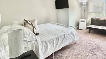 3 bedrooms, desk, iron/ironing board, WiFi